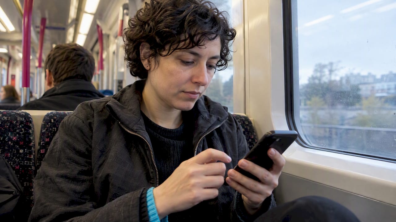 Commuter testing an anonymous AI chat